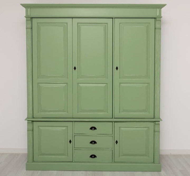 Armoire en pin massif style Directoire, vue de face dans une finition verte