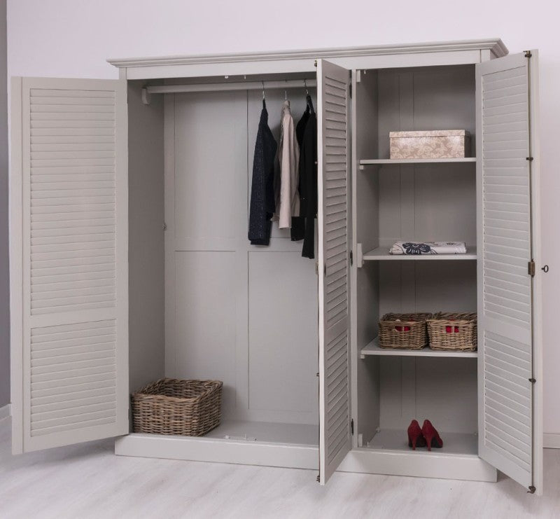 Armoire en pin massif avec portes ouvertes et organisation intérieure visible