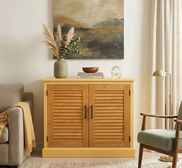 Buffet en pin massif à portes persiennées présenté dans un intérieur