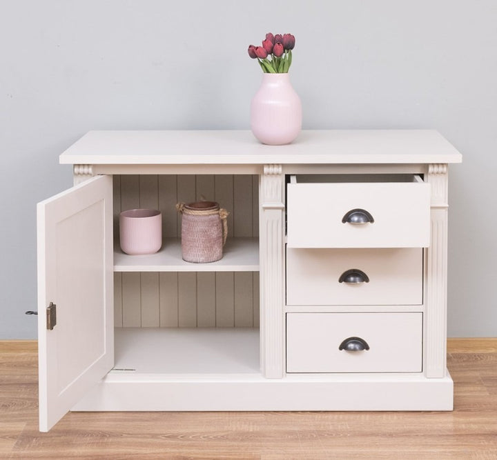 Buffet bas en pin massif ouvert avec étagère intérieure et tiroir, vue de face des rangements.