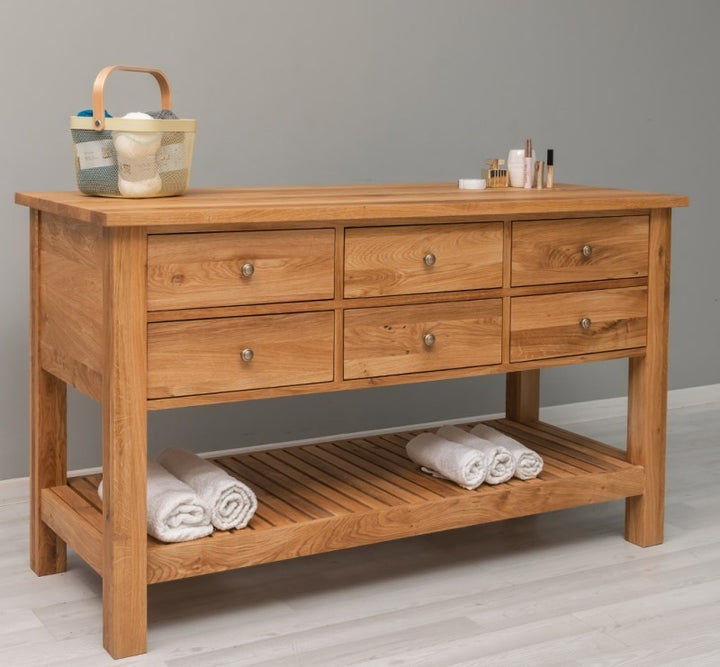 Console en chêne massif avec six tiroirs et objets rangés sur l’étagère basse