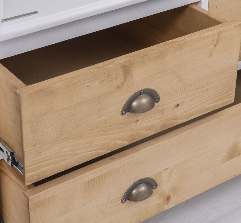 Détail des tiroirs inférieurs de l’armoire en pin massif GS127.