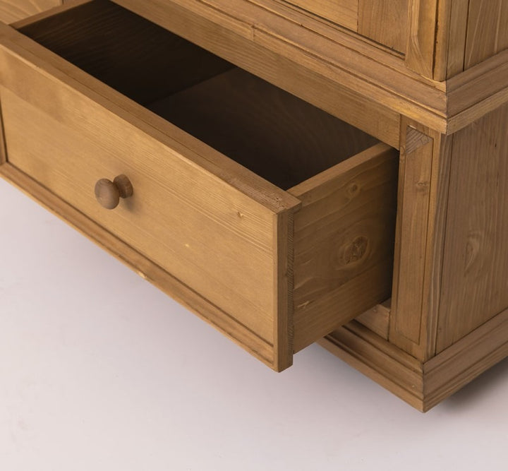 Détail d’un tiroir ouvert de l’armoire en pin massif GS105.