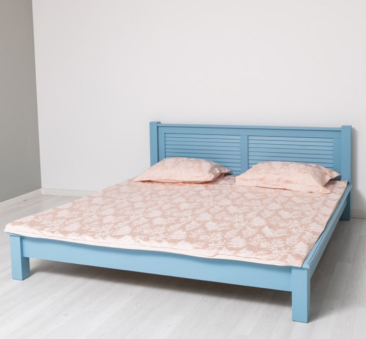 Lit en pin massif GS614 180 cm, finition Bleu clair, vue trois-quarts