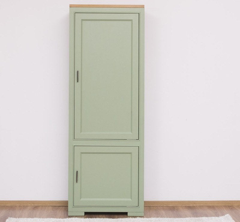 Armoire en pin massif à deux portes, vue frontale dans une autre finition