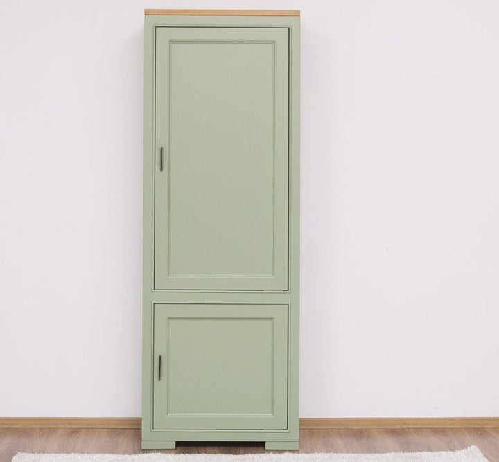 Armoire en pin massif à deux portes, vue frontale dans une autre finition