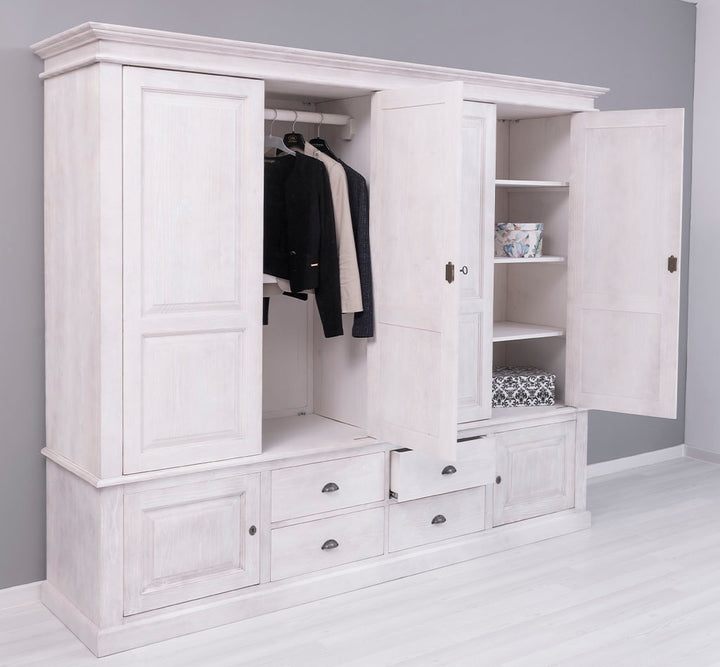 Armoire en pin massif – organisation intérieure avec penderie et étagères