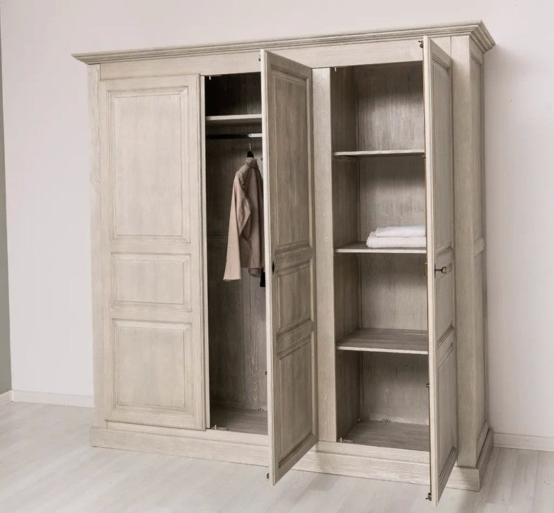 Armoire en pin massif ouverte montrant les différents espaces de rangement