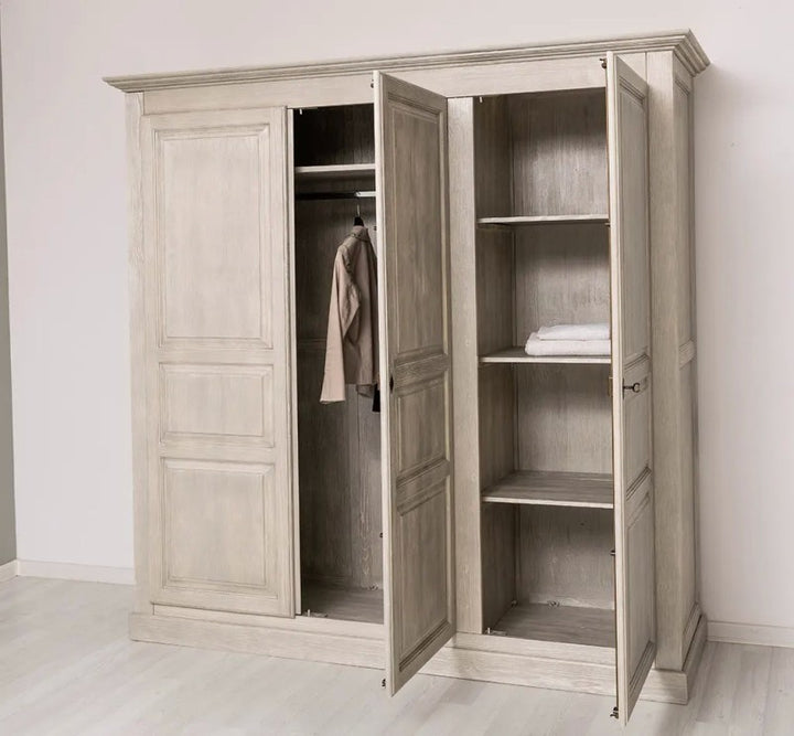 Armoire en pin massif ouverte montrant les différents espaces de rangement