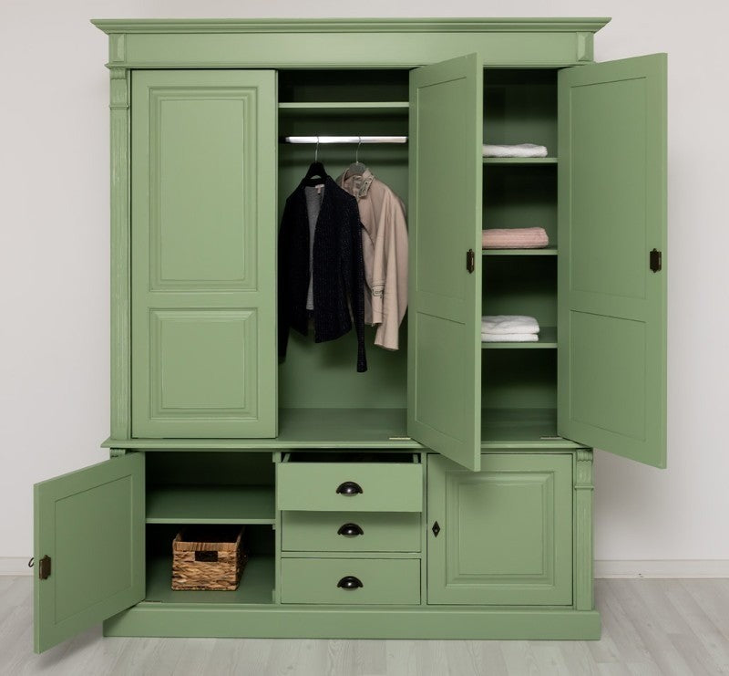 Armoire en pin massif style Directoire ouverte, avec penderie et étagères visibles