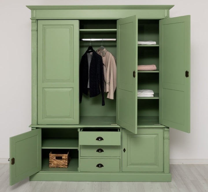 Armoire en pin massif style Directoire ouverte, avec penderie et étagères visibles