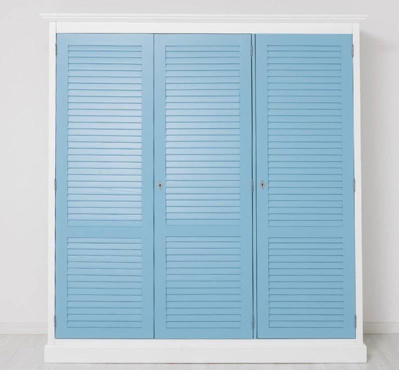 Armoire en pin massif à trois portes persiennes dans une finition peinte, vue de face