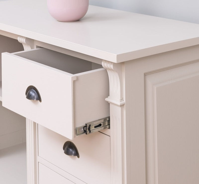 Détail d’un tiroir ouvert du buffet en pin massif avec coulisse métallique visible.
