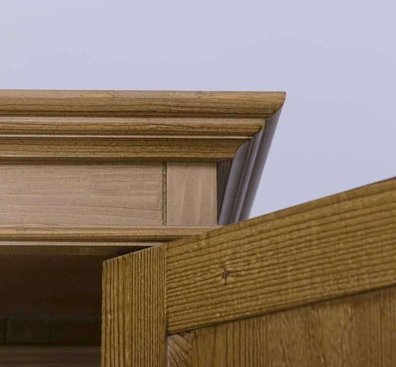 Détail de la corniche et de la porte de l’armoire en pin massif GS127.