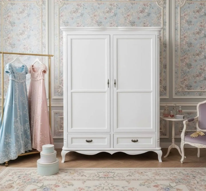 Armoire en pin massif à deux portes et deux tiroirs présentée dans une chambre de style classique