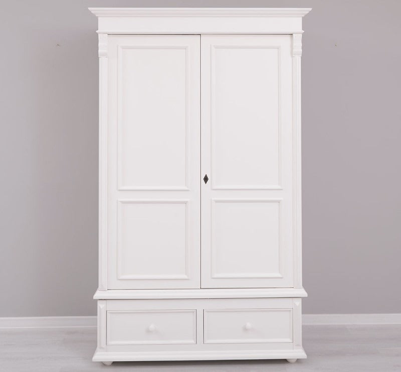 Armoire en pin massif GS105, vue de face avec deux portes et deux tiroirs.