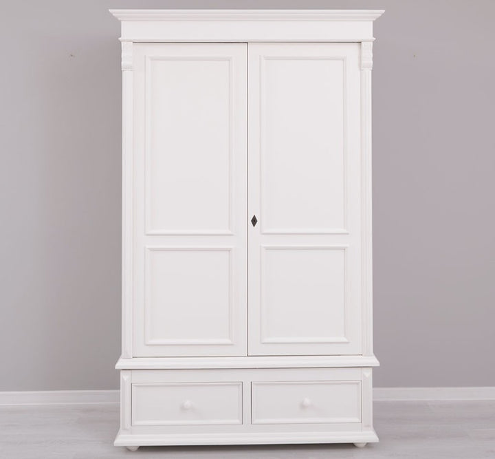 Armoire en pin massif GS105, vue de face avec deux portes et deux tiroirs.