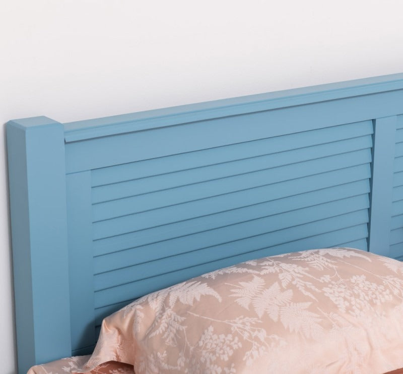 Détail de la tête de lit persienne du lit en pin massif GS614 140 cm, finition Bleu clair