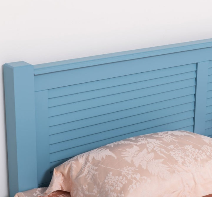 Détail de la tête de lit persienne du lit en pin massif GS614 180 cm, finition Bleu clair