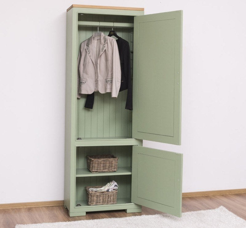 Armoire en pin massif ouverte avec penderie et espaces de rangement