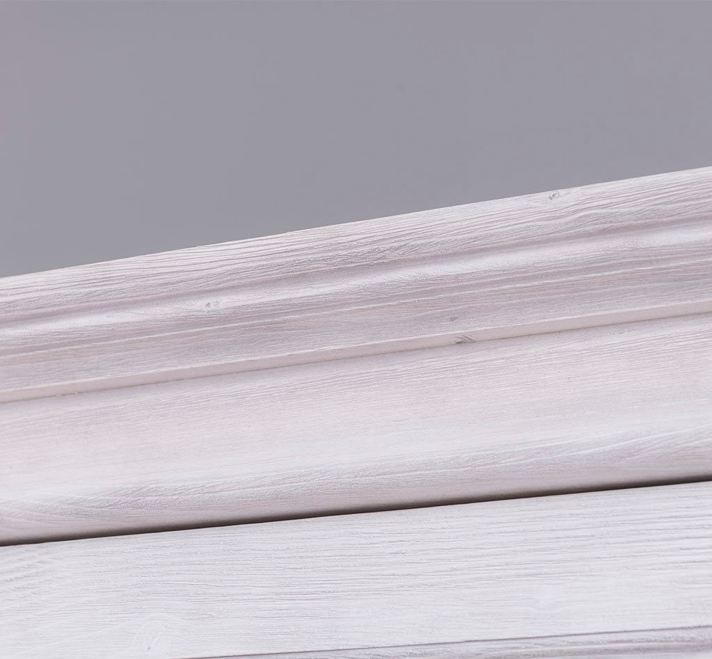 Armoire en pin massif – détail de la corniche