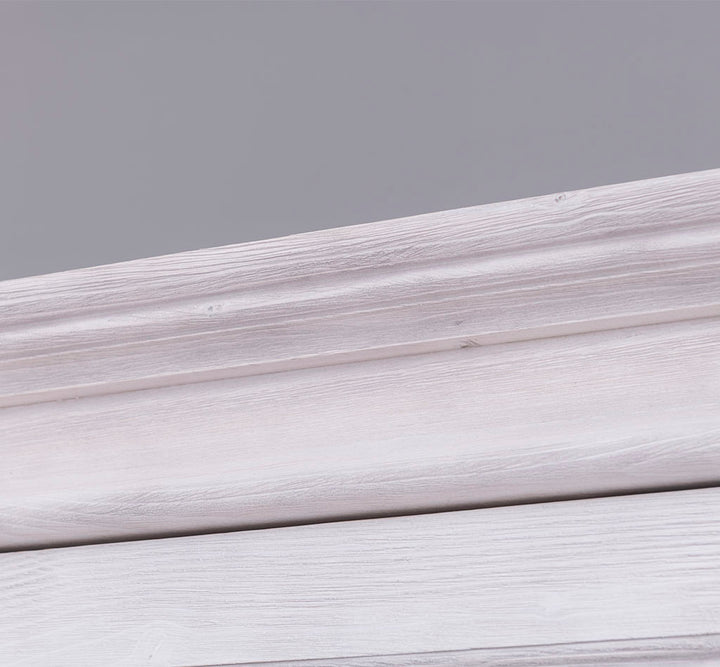 Armoire en pin massif – détail de la corniche
