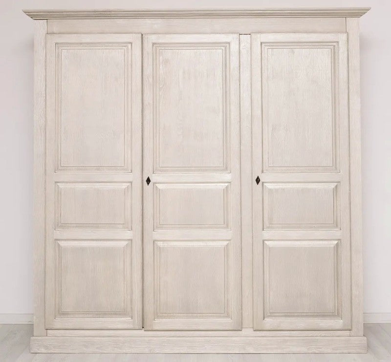 Armoire en pin massif à trois portes, vue frontale