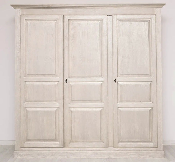Armoire en pin massif à trois portes, vue frontale