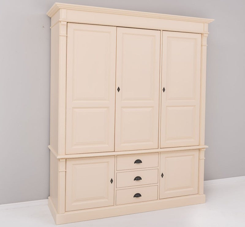 Armoire en pin massif style Directoire, vue de trois quarts dans une finition claire