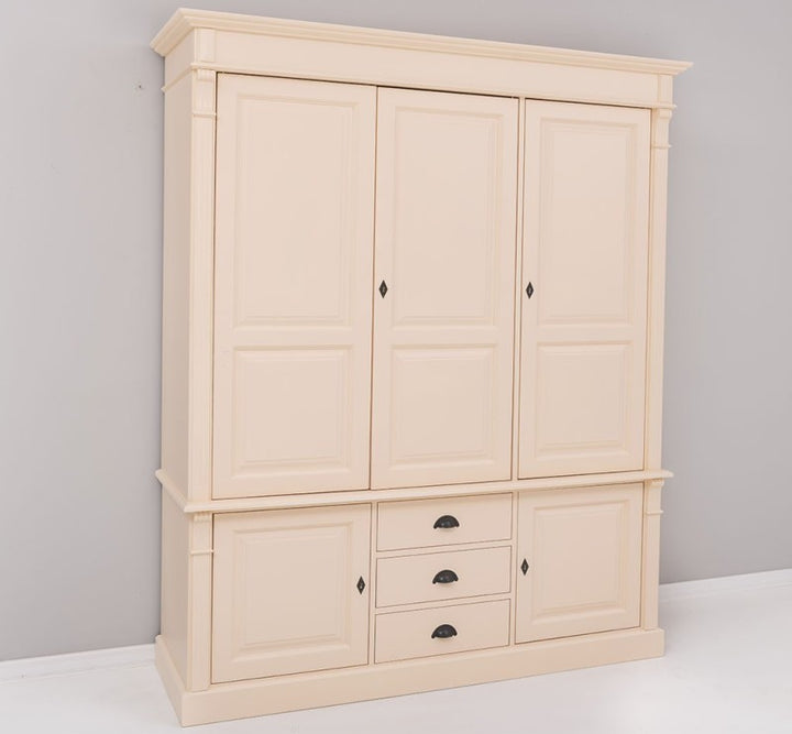 Armoire en pin massif style Directoire, vue de trois quarts dans une finition claire