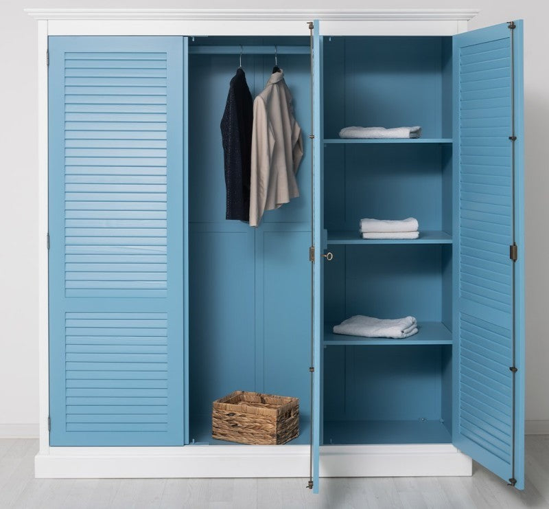 Armoire en pin massif dans une finition peinte avec portes ouvertes