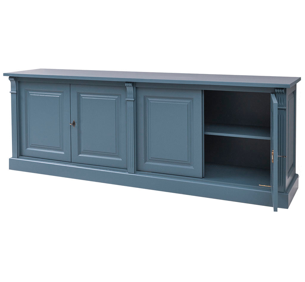 Buffet bas en pin massif 4 portes finition bleue, rangement intérieur avec porte ouverte
