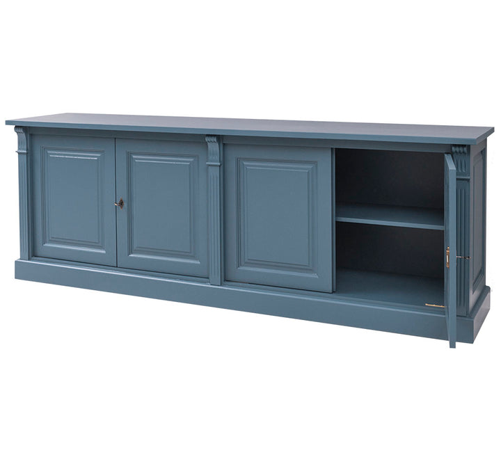 Buffet bas en pin massif 4 portes finition bleue, rangement intérieur avec porte ouverte
