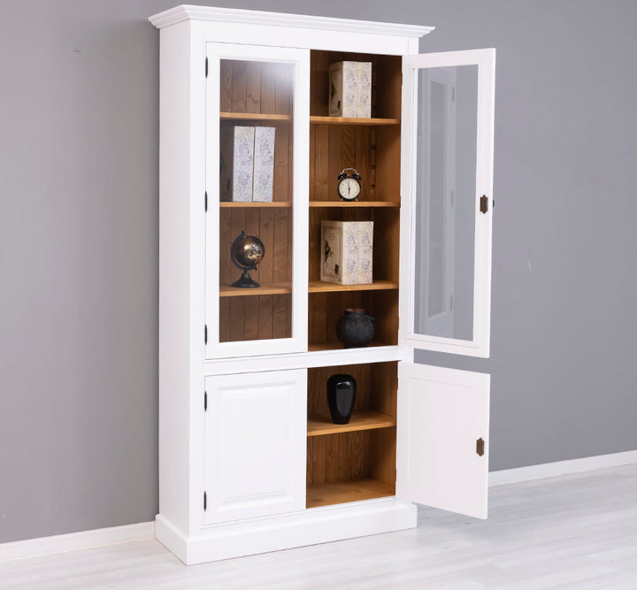 Vitrine en pin massif en finitions Blanc Pur et Ciré miel clair, portes ouvertes montrant les rangements.