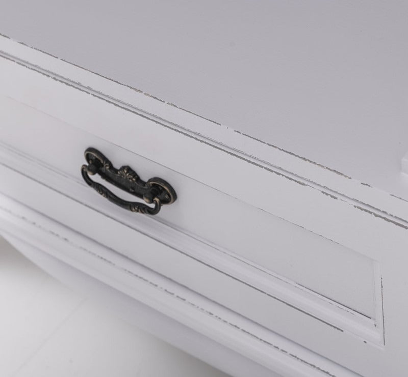 Détail du tiroir et de la poignée métallique de l’armoire en pin massif GS730