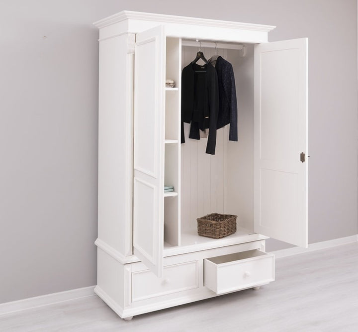 Armoire en pin massif GS105, portes ouvertes montrant les étagères, la penderie et les deux tiroirs.