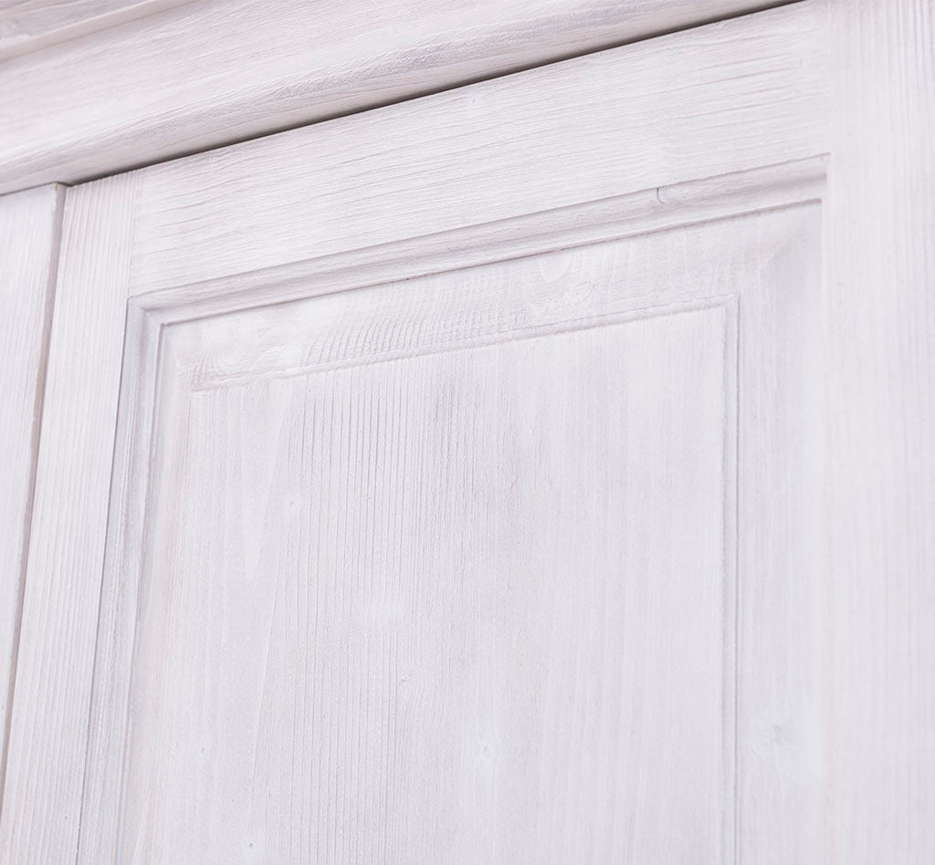 Armoire en pin massif – détail d’une porte à panneau