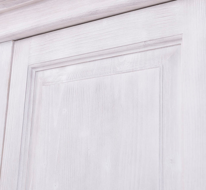 Armoire en pin massif – détail d’une porte à panneau