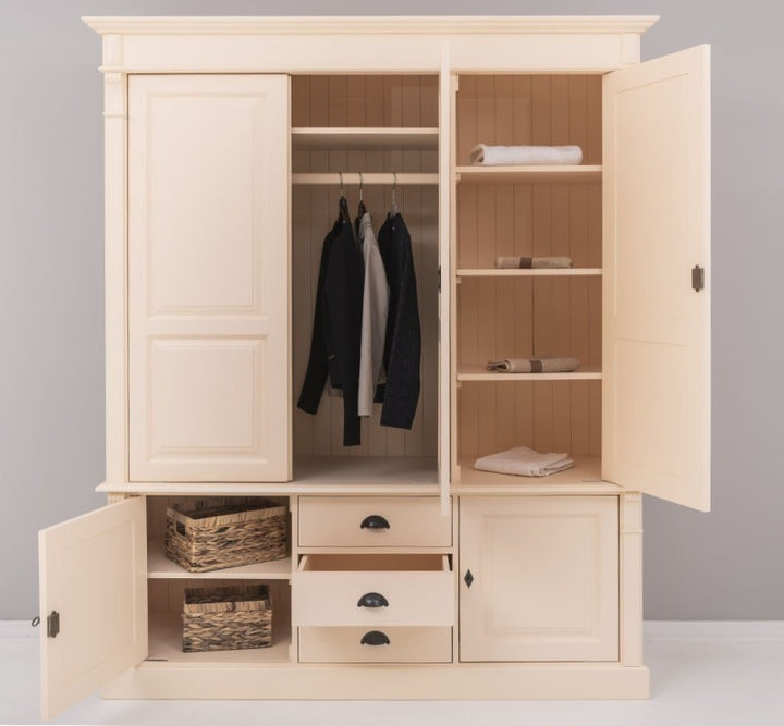 Armoire en pin massif style Directoire ouverte, avec rangements intérieurs et tiroirs