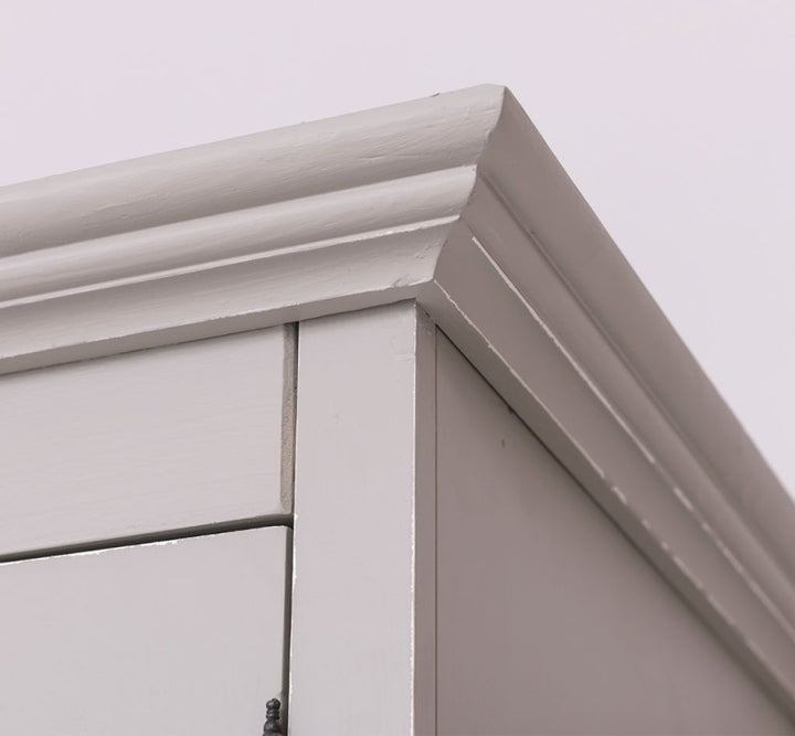 Détail de la corniche de l’armoire en pin massif