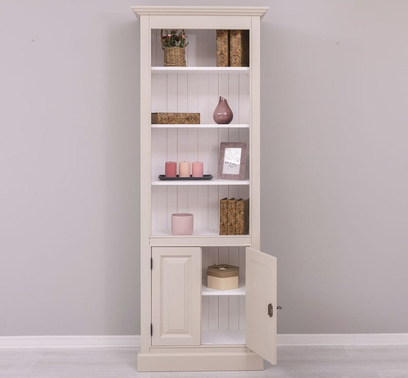 Bibliothèque en pin massif GS117 avec une porte basse ouverte et étagères ouvertes, seconde vue trois-quarts