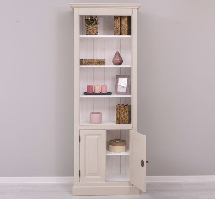 Bibliothèque en pin massif GS117 avec une porte basse ouverte et étagères ouvertes, seconde vue trois-quarts
