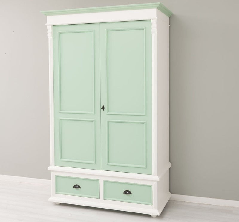 Armoire en pin massif GS105 présentée de face avec deux portes et deux tiroirs.
