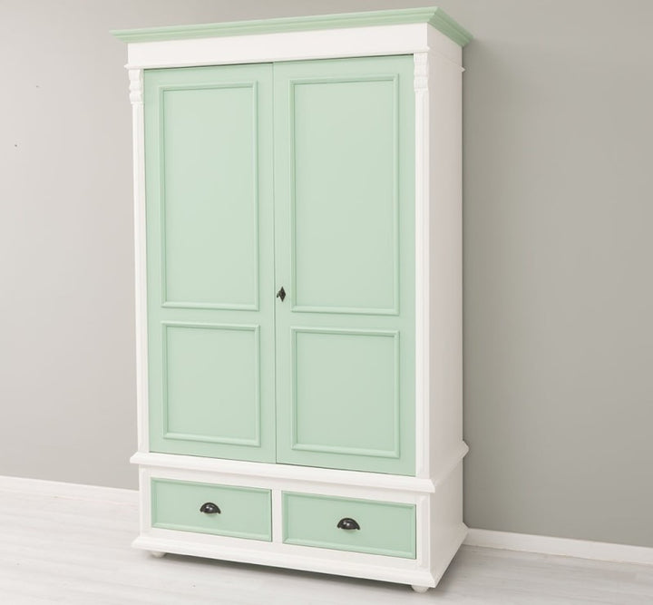 Armoire en pin massif GS105 présentée de face avec deux portes et deux tiroirs.
