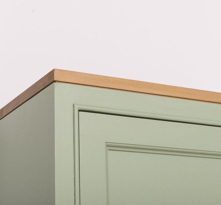 Détail de la corniche et de la façade de l’armoire en pin massif