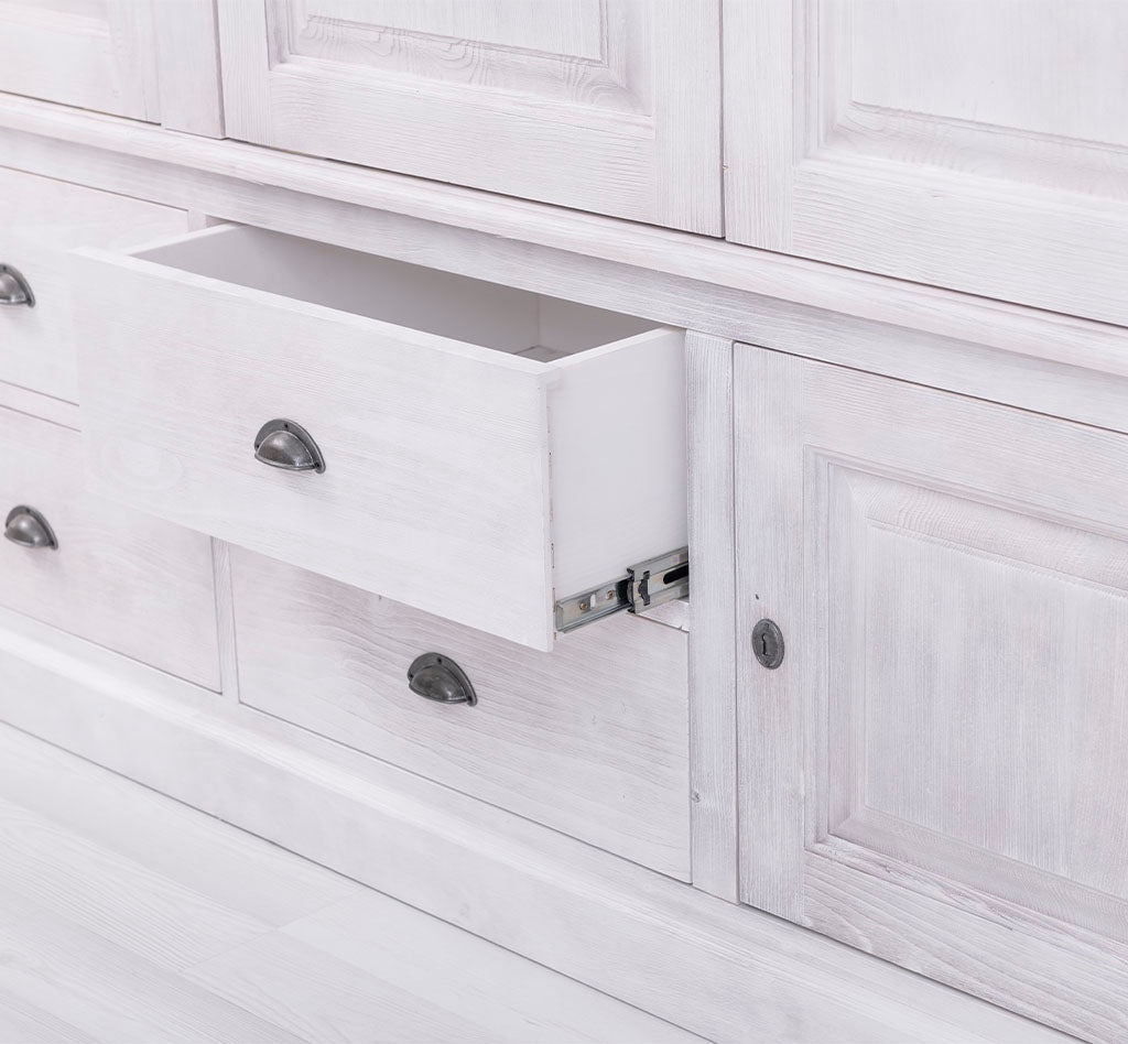 Armoire en pin massif – détail d’un tiroir