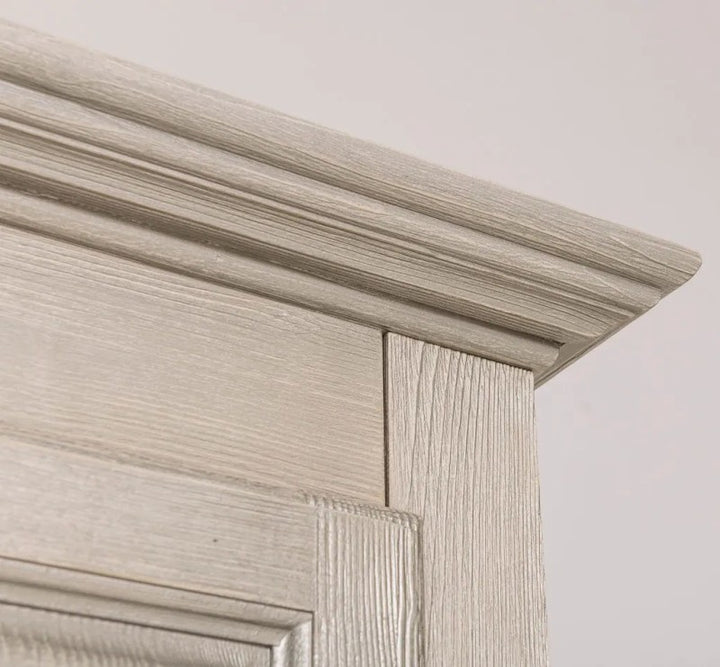 Détail de la corniche de l’armoire en pin massif
