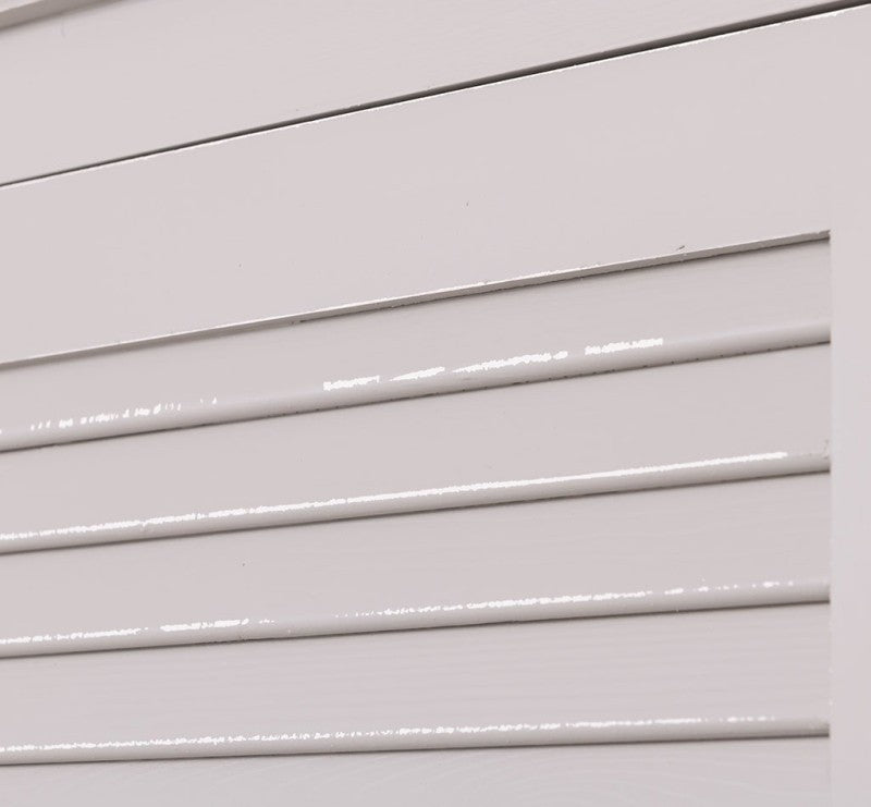 Détail des portes à persiennes de l’armoire en pin massif