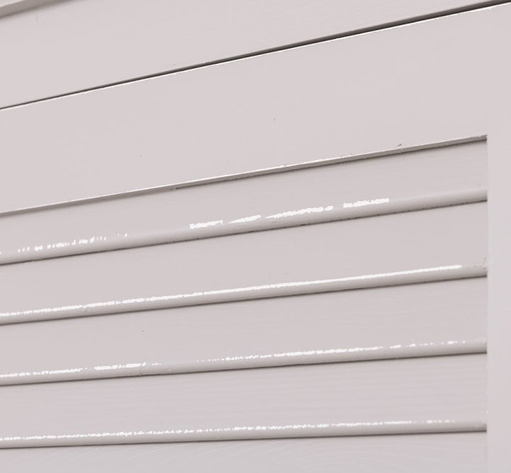 Détail des portes à persiennes de l’armoire en pin massif