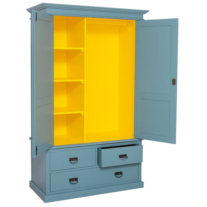 Armoire en pin massif GS127 en Double Color Bleu Pâle P008 et Jaune Soleil P044, portes ouvertes montrant le rangement intérieur.